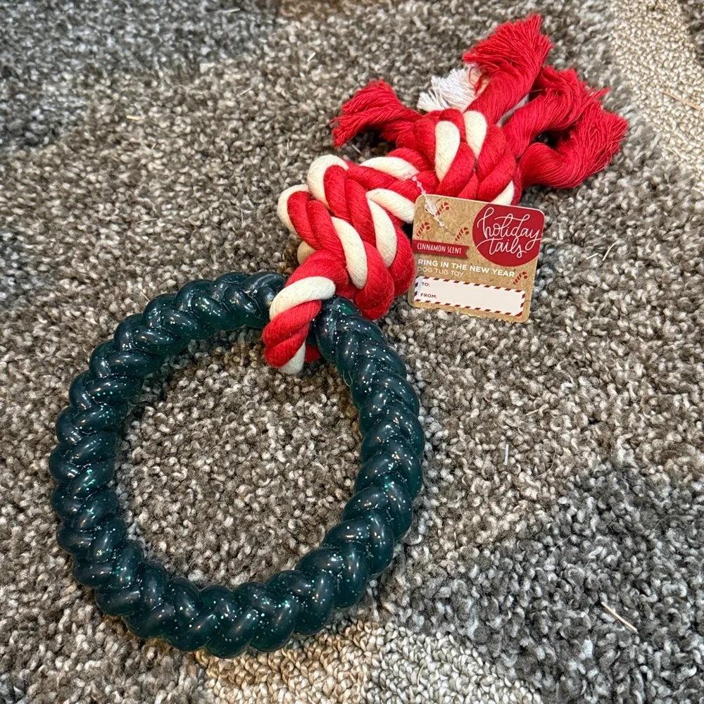 NEW. Holiday Tails Christmas Red and White Rope Dog Toy, with green Ring. 🐕 🎄